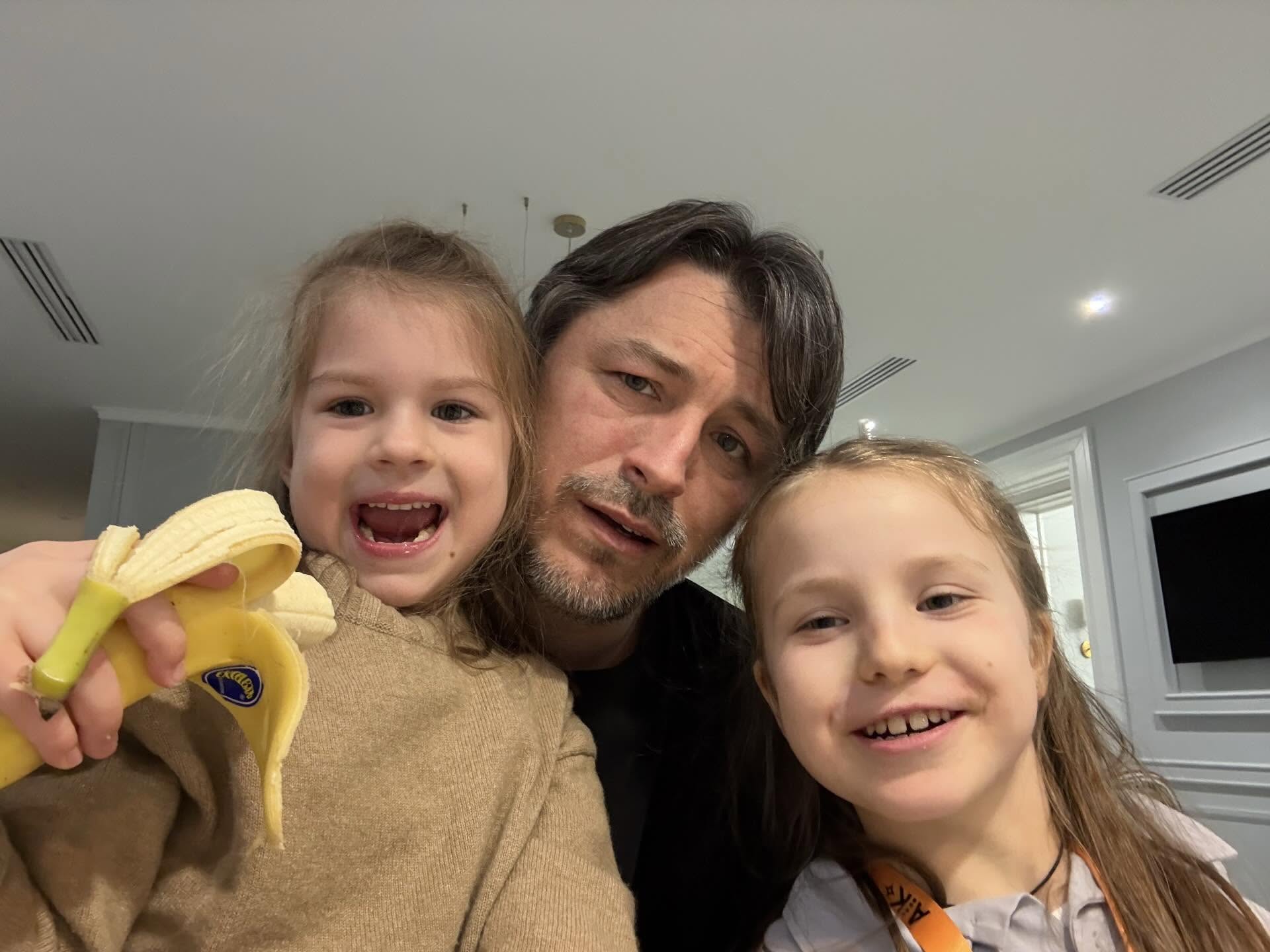 "После подъема на 21 этаж". Сергей Притула насмешил редким фото с дочками